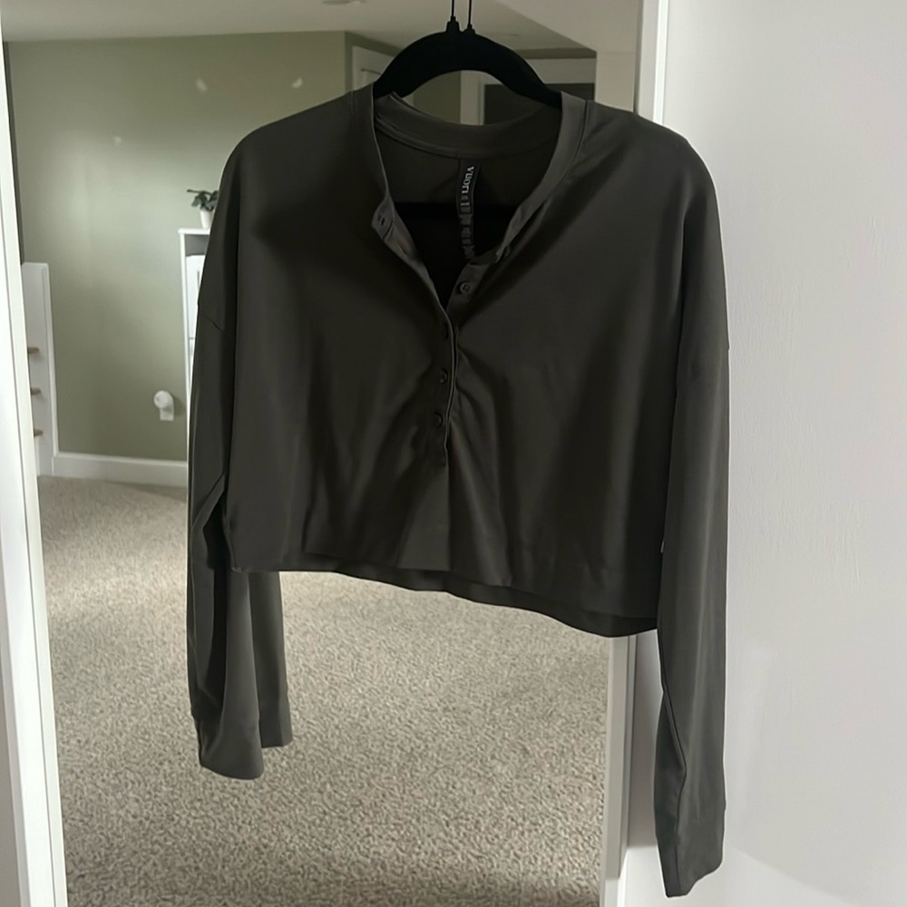 Vuori Olive Cropped Henley Size Small